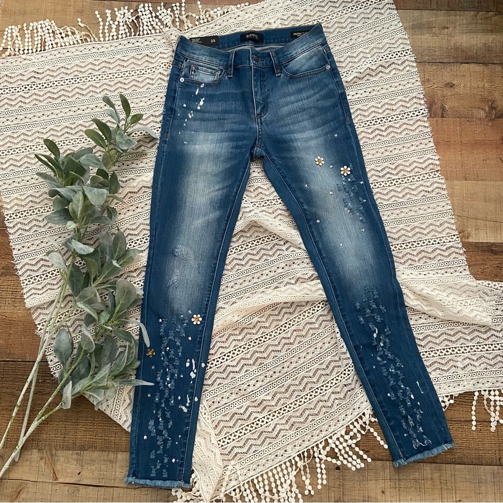 JEANS Floral Embellished ⭐️NWT Skinny Jeans, Mid-Rise, Buffalo David Bitton
